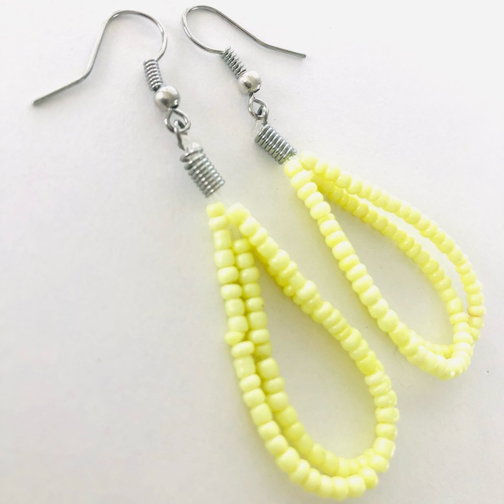 ⭐️5 for 25⭐️Yellow Beaded Earrings - New and never worn - arrives gift packaged